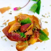salade de peche pistaches rouge basilic