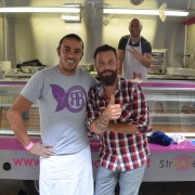 chef patissier laurent favre mot devant le camion rouge basilic avec brahim